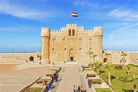 A Fortaleza de Qaitbay: Um Farol Histórico que Vigia os Mistérios do Mar Mediterrâneo!