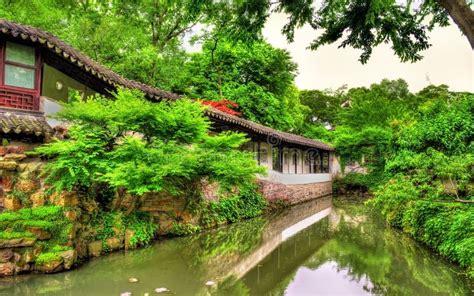 O Jardim do Lótus Dourado em Suzhou: Um Refúgio de Beleza e Tranquilidade no Coração da Cidade!